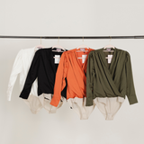 blusa body branca preta telha kaki