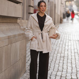 BE POWERFUL SHORT TRENCH COAT CREME - IMPERMEÁVEL