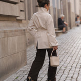 BE POWERFUL SHORT TRENCH COAT CREME - IMPERMEÁVEL