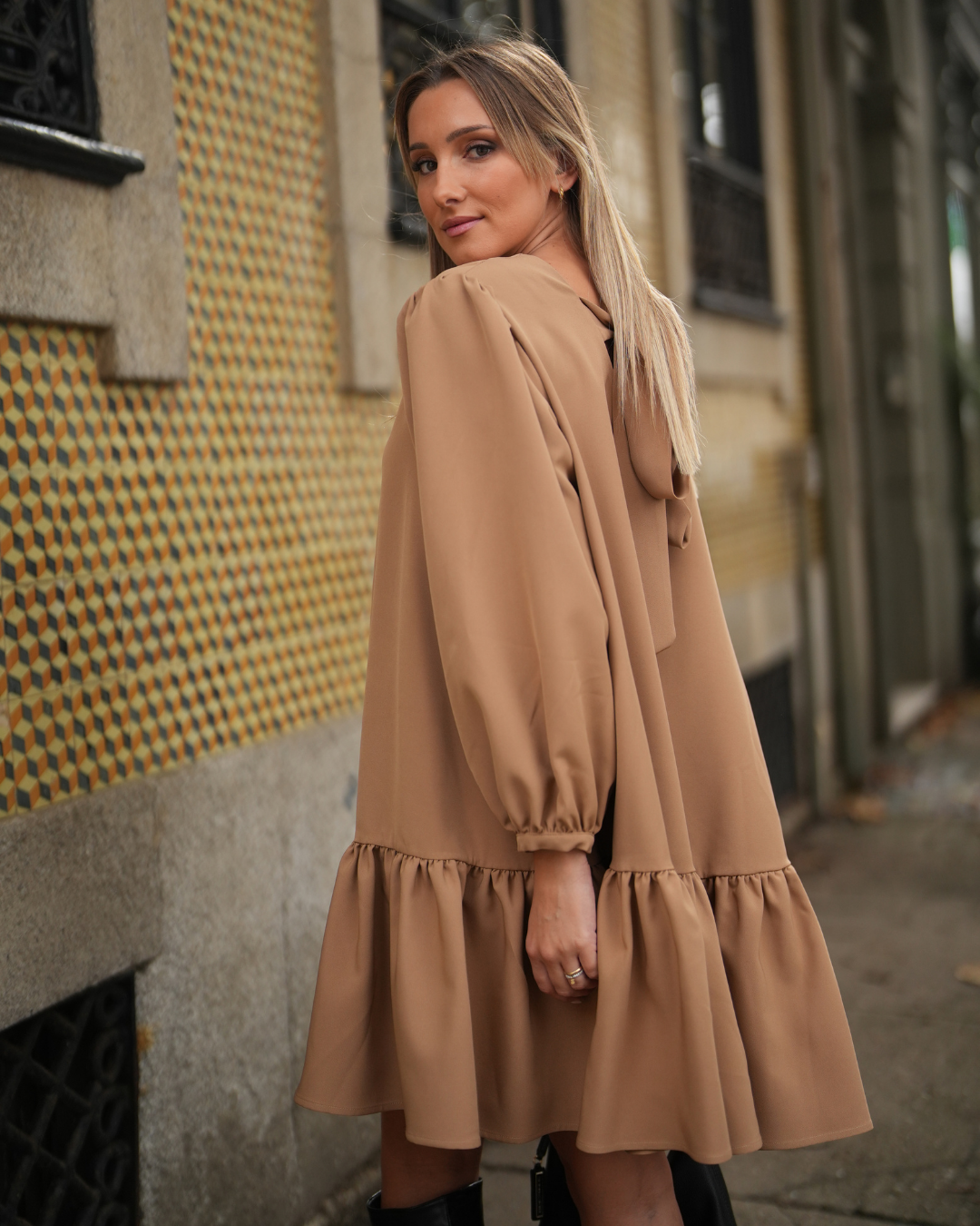 vestidocurtocamelfolhos